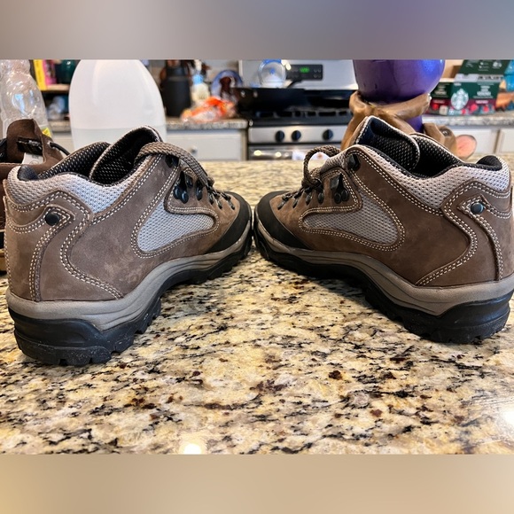 Mountain Gear Boots, size 7 - Picture 4 of 8